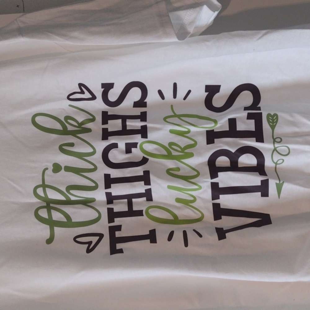 Two Graphic Tees With Earrings New - Picture 3 of 9